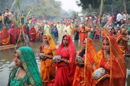 Devotos hindus celebram o festival religioso dedicado ao Deus Sol