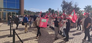 Meia centena de trabalhadores protestam junto ao congresso dos hoteleiros em Albufeira
