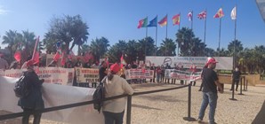 Meia centena de trabalhadores protestam junto ao congresso dos hoteleiros em Albufeira