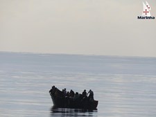 As imagens do resgate de 37 migrantes do Norte de África pela Marinha