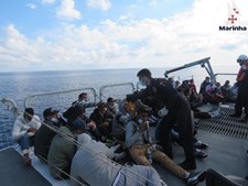 As imagens do resgate de 37 migrantes do Norte de África pela Marinha