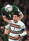Cristiano Ronaldo disputa a bola com Duffy, no jogo em Dublin 