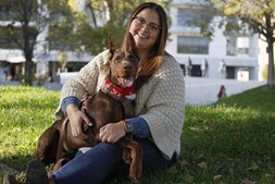 “É uma cadela muito inteligente, aventureira, atlética”, diz Débora Santamarinha sobre a sua ‘dobermann’ Zu