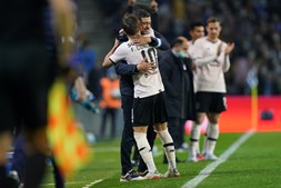 Sérgio Conceição abraça o filho após este marcar golo de estreia