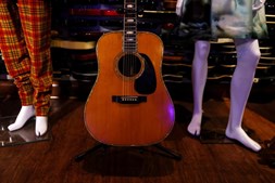 Guitarra de Eric Clapton vendida por 554 mil euros em leilão