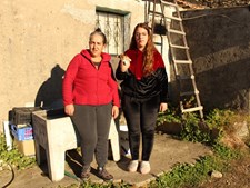 Filipa Pinto (à dir.) com a mãe, Anabela Pinto, junto à casa em Tabuaço