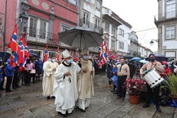 Procissão solene saiu do histórico edifício-sede da Misericórdia de Viana