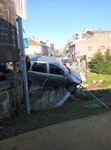 Carro despista-se e fica pendurado numa ponte em Braga