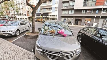 Flores deixadas no carro em que Maria Pilar, de dois anos, ficou fechada