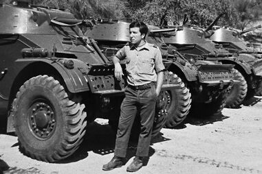 Eduardo Álvaro posa para a fotografia junto a viaturas militares