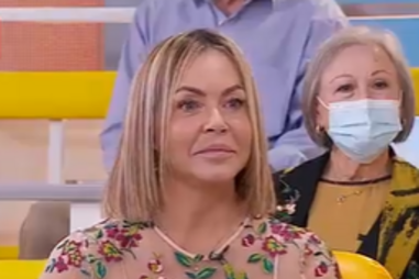 Elsa Raposo regressa a Portugal e emociona-se com mensagem surpresa do marido. Veja a reação