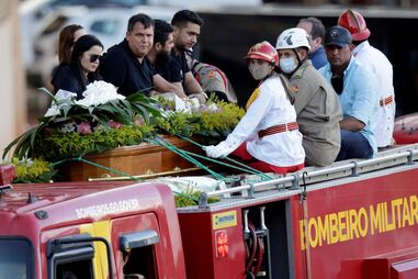 Corpo de Marília Mendonça foi transportado num carro dos bombeiros. Colegas músicos e ex-namorado acompanharam caixão