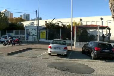 Aluno ferido em disparos à porta de escola