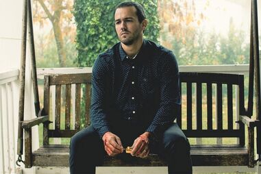 Pedro Teixeira interpreta Gabriel, um homem no limite para encontrar a mulher e a filha, que foram raptadas 