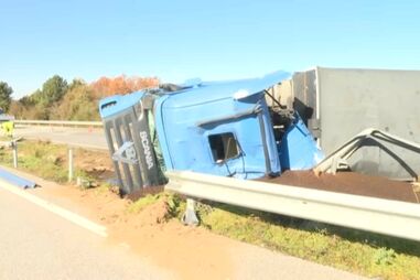 Camião tombado na A25 obriga ao corte da autoestrada em Mangualde, sentido Guarda-Viseu