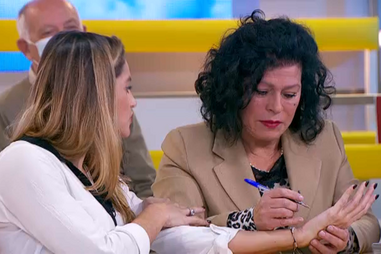 Zila Nair lê as mãos da atriz Joana Alvarenga