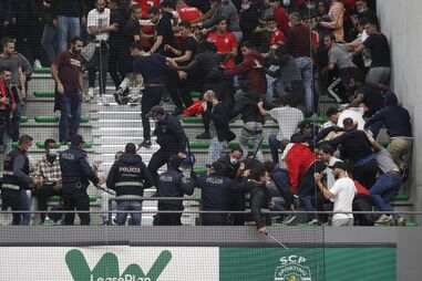 Sporting vence Benfica e assume liderança isolada no nacional de futsal em jogo que terminou com confrontos
