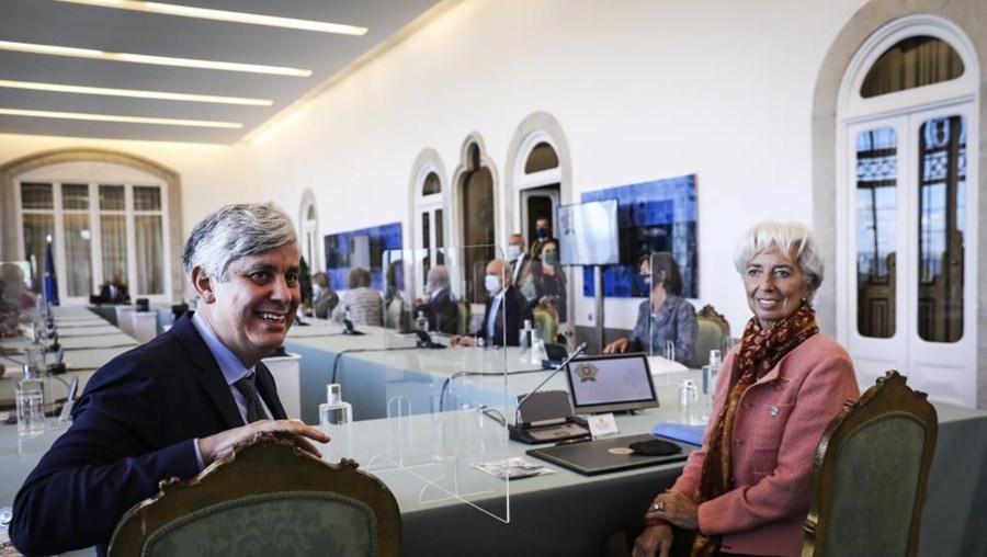 Governador do Banco de Portugal, Mário Centeno (E) acompanhado pela presidente do Banco Central Europeu (BCE), Christine Lagarde (D)