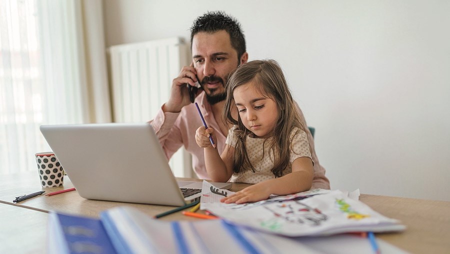 Novo regime alarga teletrabalho a pais com filhos até oito anos, sem necessidade de acordo com o empregador