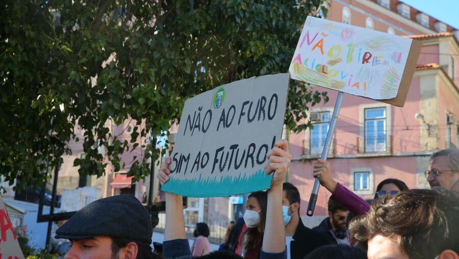 Centenas de pessoas nas ruas de Lisboa exigem justiça climática