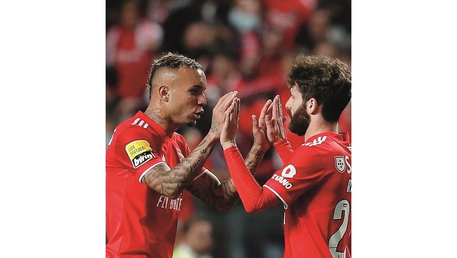Everton e Rafa festejam um golo do Benfica, numa noite de redenção