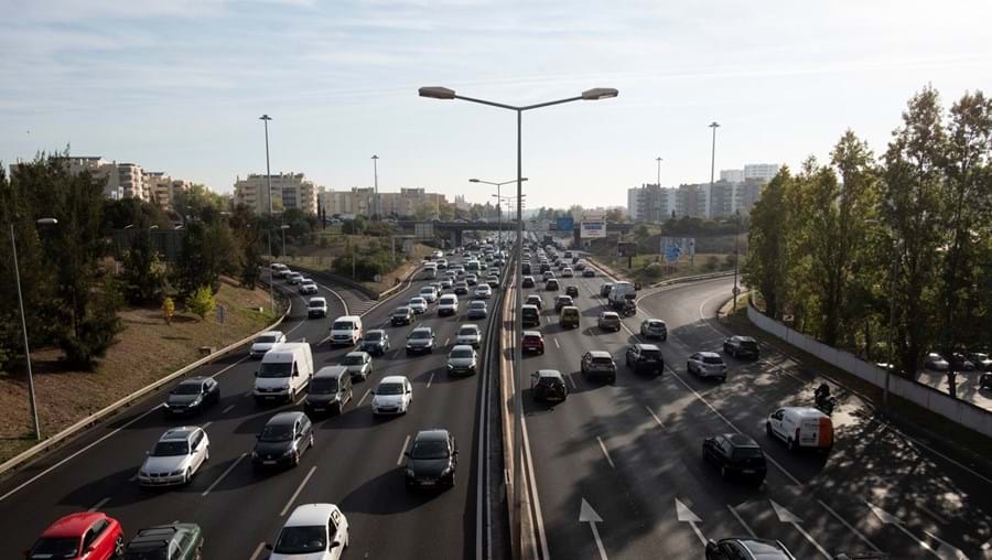 Automóveis são uma das principais fontes de poluição nas cidades. A população mais velha apresenta maior sensibilidade à exposição a gases poluentes