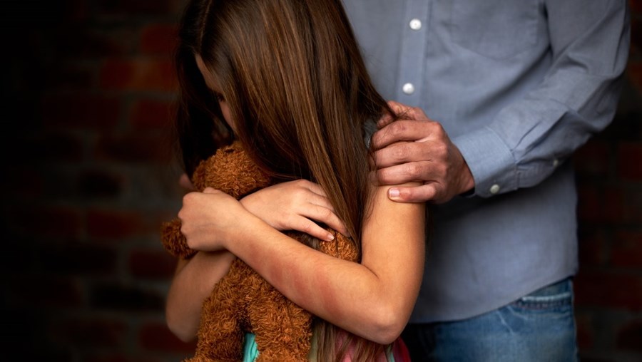 Menina, hoje com 12 anos, passou metade da vida a ser sujeita a abusos sexuais de relevo às mãos do tio, que ficou com a sua guarda por ordem judicial