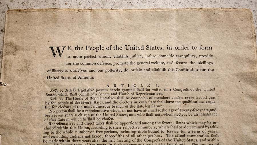 Cópia da Constituição dos EUA vendida em leilão por 37,9 mil milhões de euros, recorde histórico