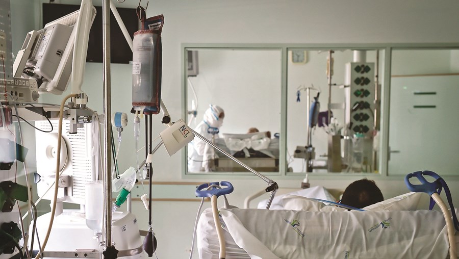 Hospitais com recursos mais limitados são os que apresentam maiores dificuldades na resposta aos doentes com Covid-19 nos Cuidados Intensivos