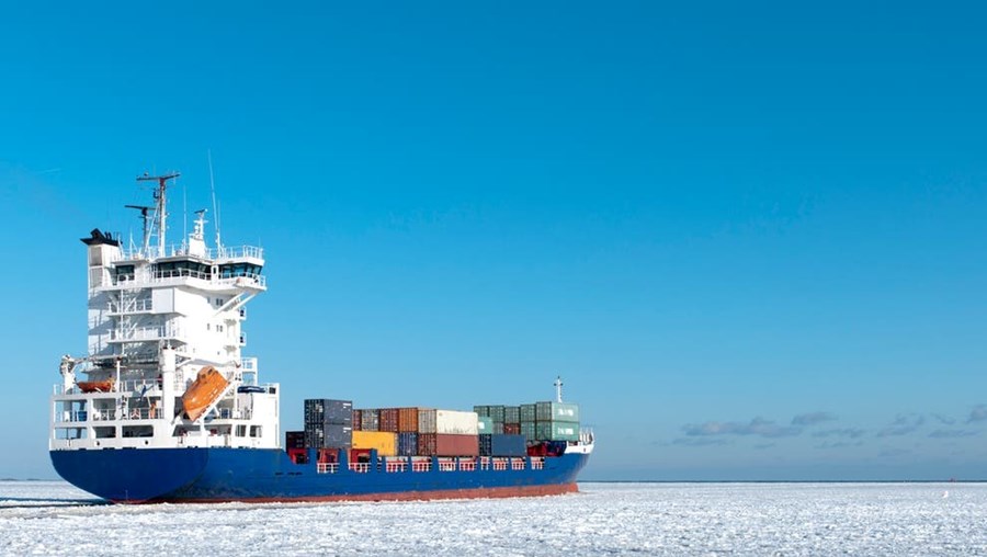 Pelo menos 18 navios presos no gelo depois do Oceano Ártico congelar inesperadamente perto da Rússia 
