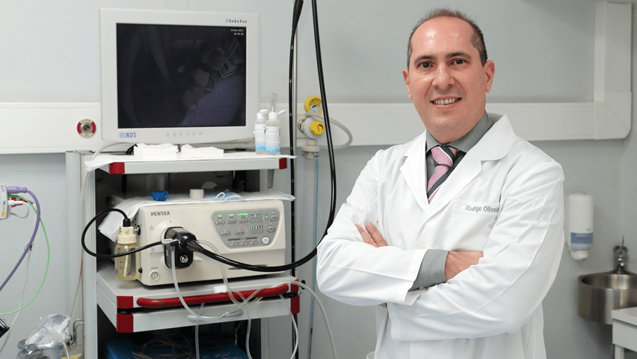 O professor e médico cirurgião Rodrigo Oliveira lidera uma equipa multidisciplinar no Hospital Cruz Vermelha