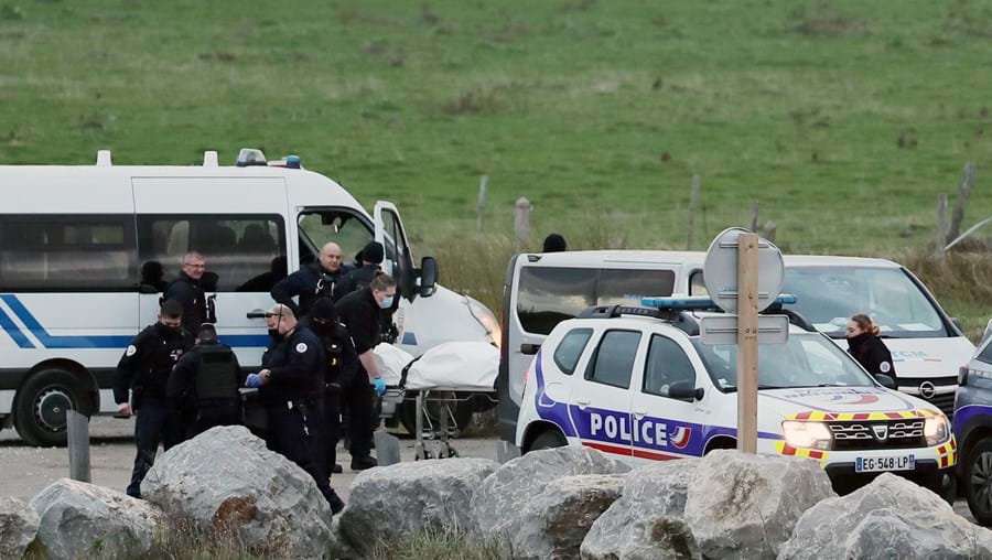 Autoridades francesas recolhem o corpo de um migrante que deu à costa ontem na região de Calais
