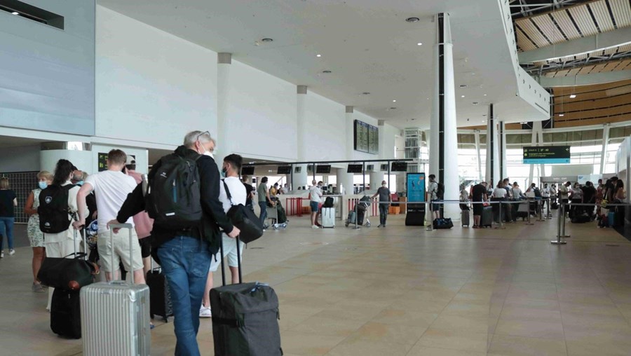 Verificação de testes à Covid no aeroporto de Faro