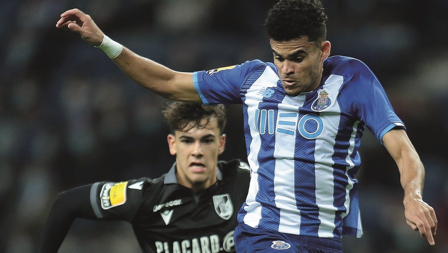 Luis Díaz em lance com Amaro. O colombiano do FC Porto continua em grande plano 
