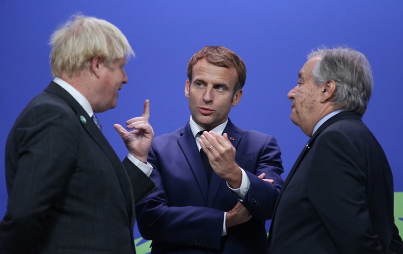 O anfitrião, Boris Johnson, com o presidente francês, Emmanuel Macron, e o secretário-geral da ONU, António Guterres