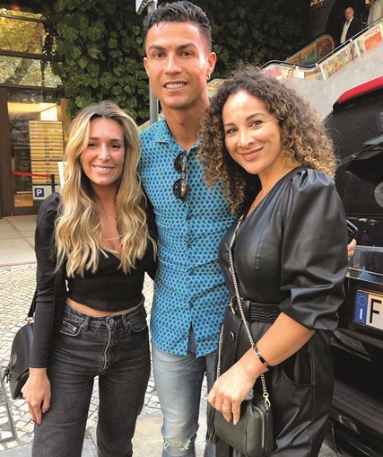 Cristiano Ronaldo mostrou-se disponível para tirar fotografias com fãs à saída de restaurante em Lisboa