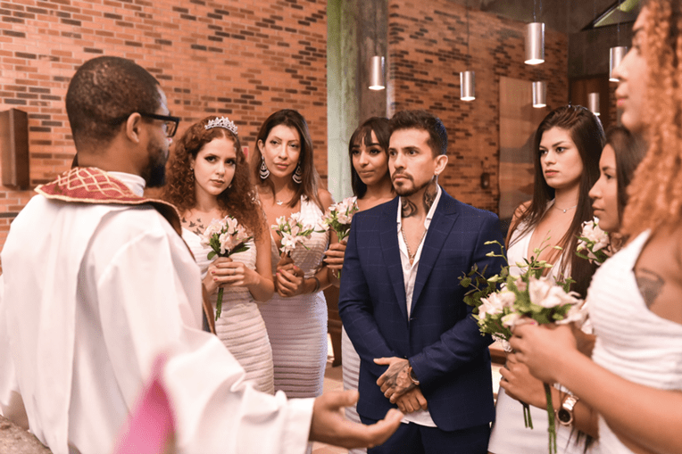 Modelo casa com nove mulheres em protesto pelo 'amor livre' e contra a monogamia