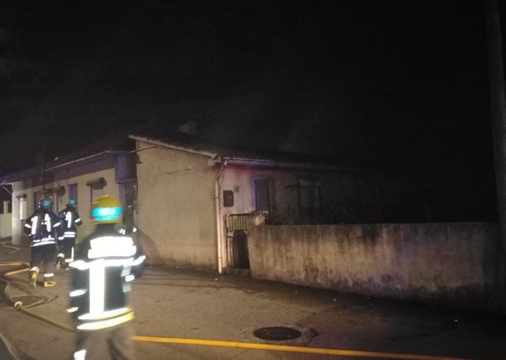 Incêndio destrói casa em Espinho