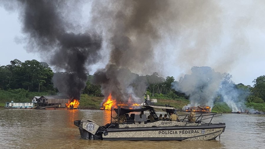 Autoridades brasileiras queimam quase 70 embarcações em ação contra mineiros ilegais na Amazónia