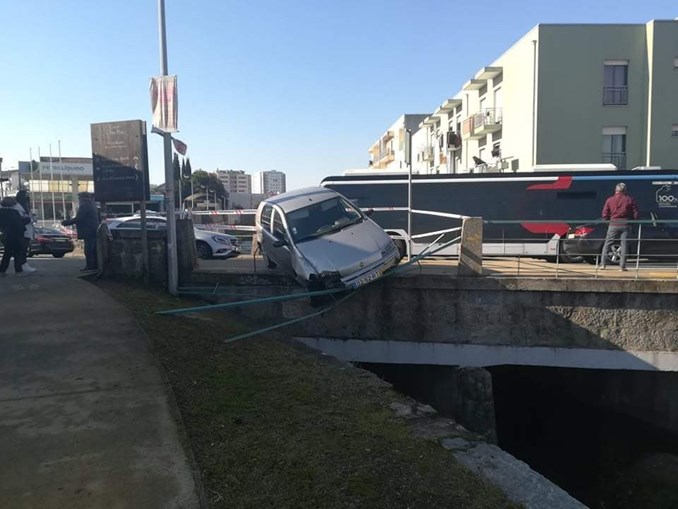 Carro despista-se e fica pendurado numa ponte em Braga