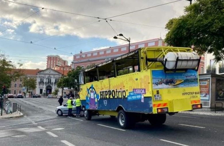 'Barco' choca com carro no centro de Lisboa 