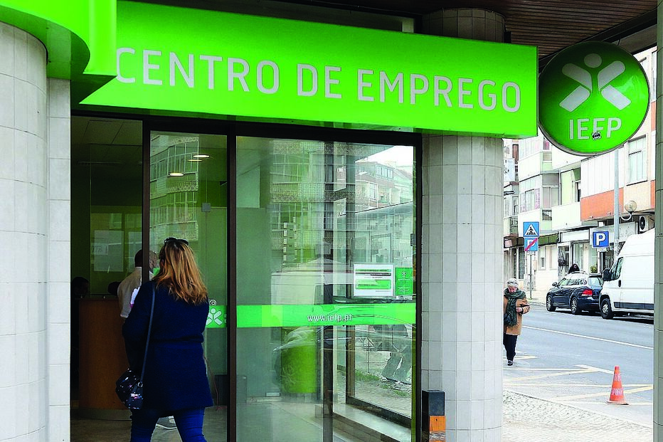 A majoração do montante do subsídio de desemprego e do subsídio por cessação de atividade prevista neste Orçamento não é interrompida pelo chumbo 
