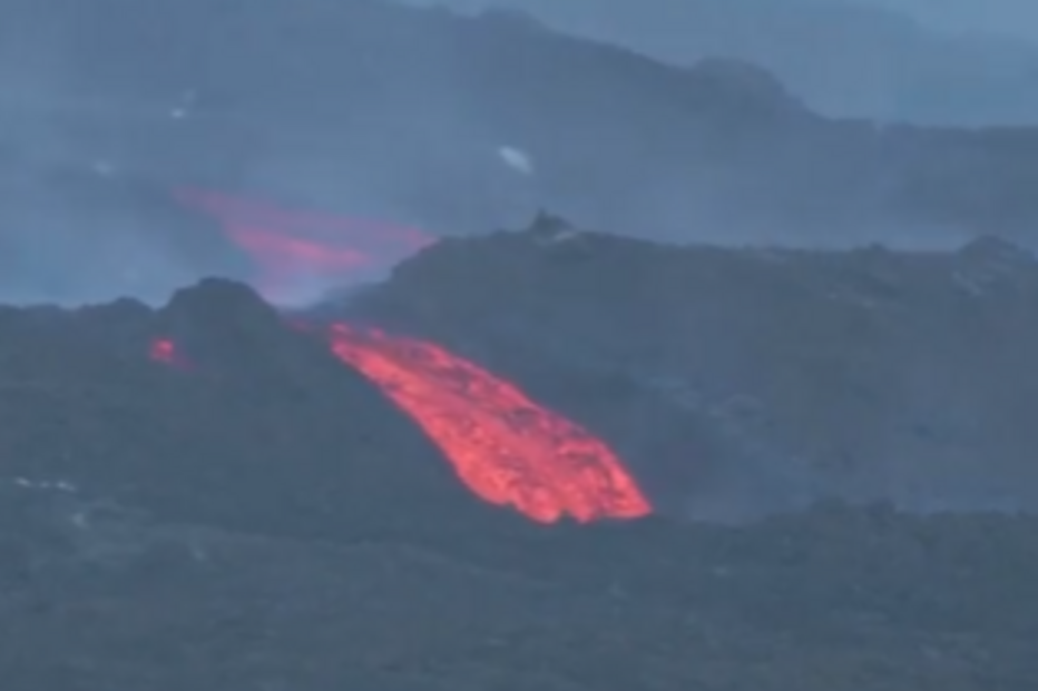 Moradores de La Palma assaltam campas para salvar restos mortais da erupção do vulcão Cumbre Vieja