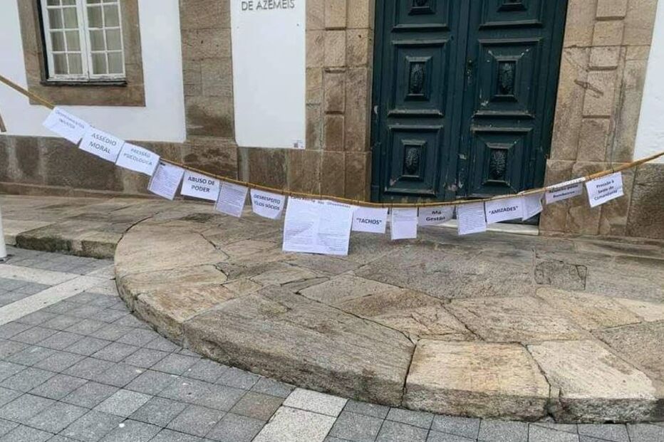 Grupo de bombeiros coloca uma mangueira, com mensagens para a população