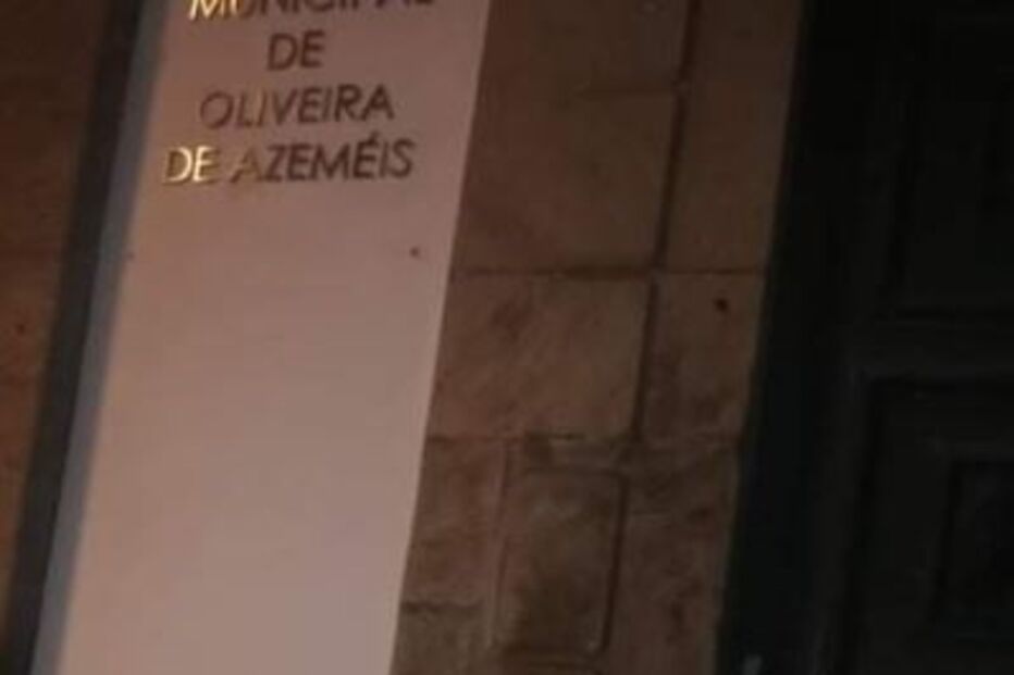 Grupo de bombeiros coloca uma mangueira, com mensagens para a população