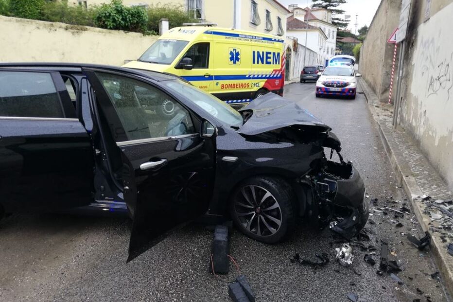 Carro despista-se contra muro da quinta da Cartuxa em Caxias. Duas mulheres ficaram feridas