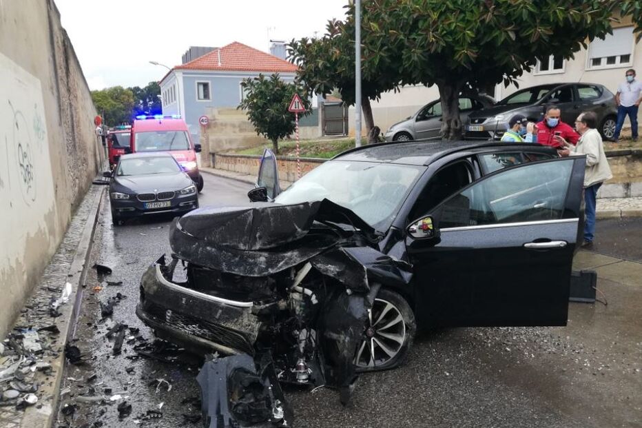 Carro despista-se contra muro da quinta da Cartuxa em Caxias. Duas mulheres ficaram feridas