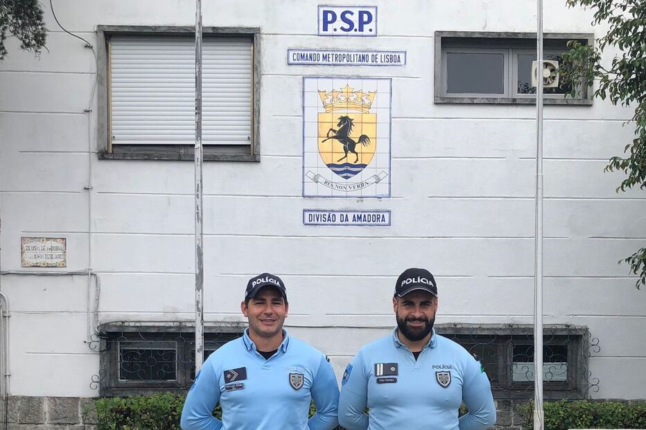 Polícias resgatam mulher