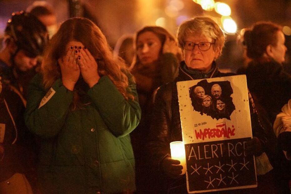Pessoas protestam contra à frente do edifício do partido Lei e Justiça contra a lei do aborto na Polónia