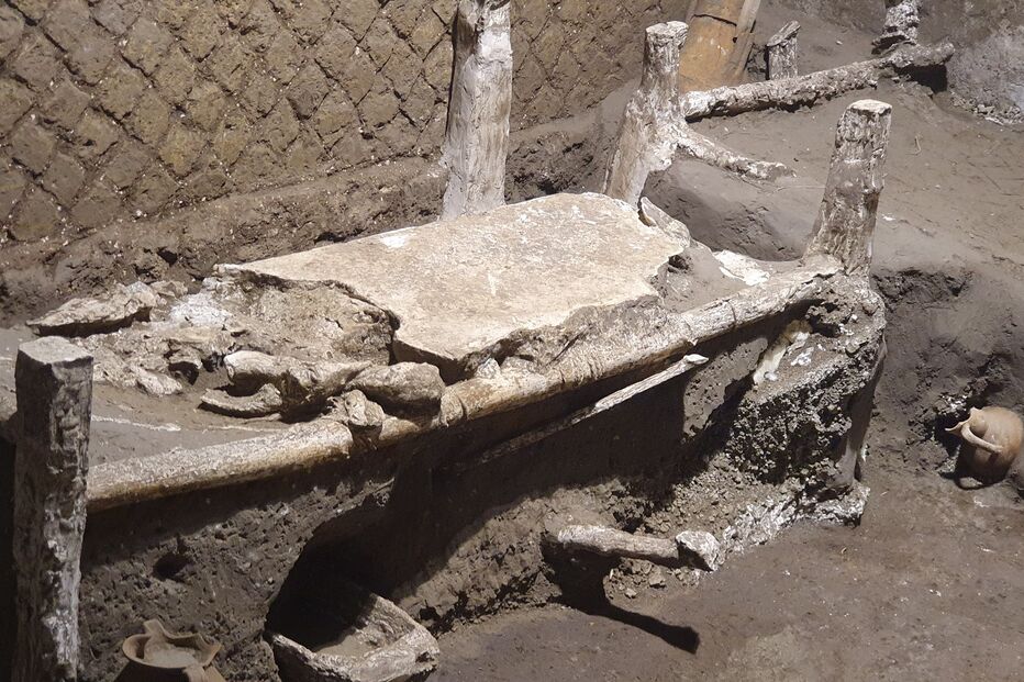 Arqueólogos trabalham dentro de uma 